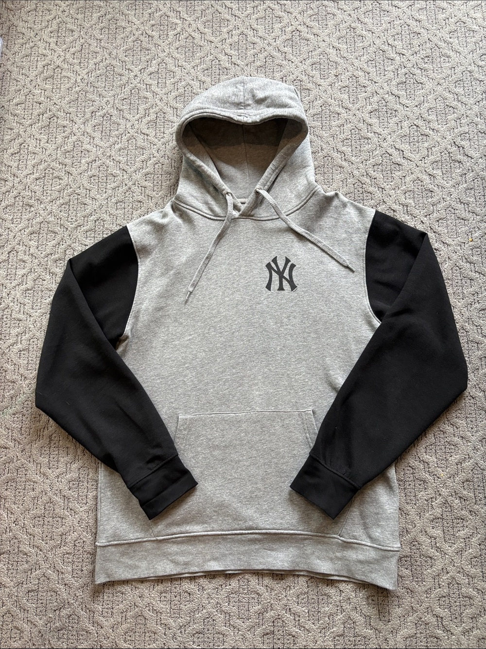 New York Yankees Two-Tone Pullover Hoodie - Gray & Black